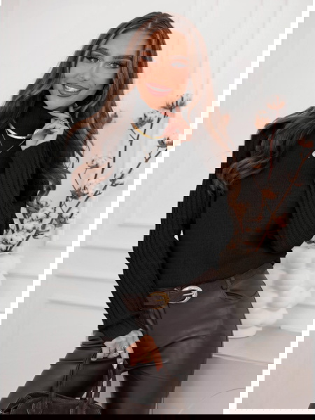 Czarny sweter z golfem... 2