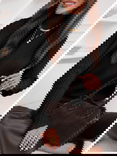 Czarny sweter z golfem...