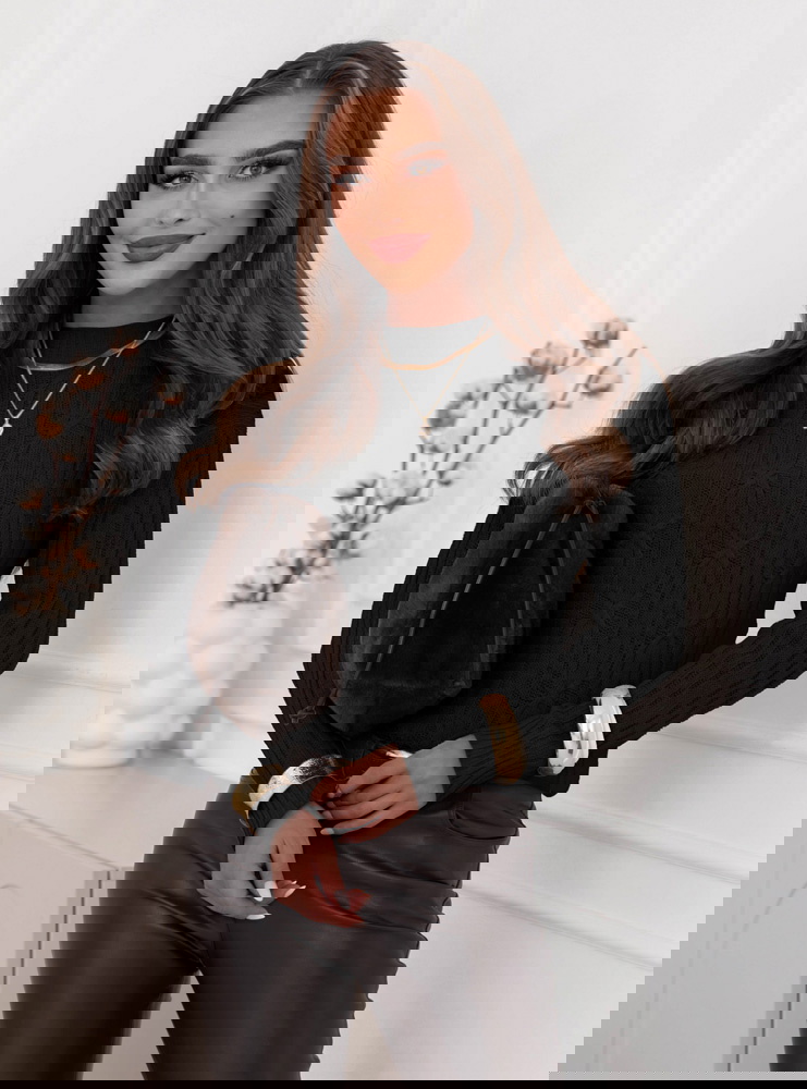 Czarny dzianinowy sweter z delikatnym...