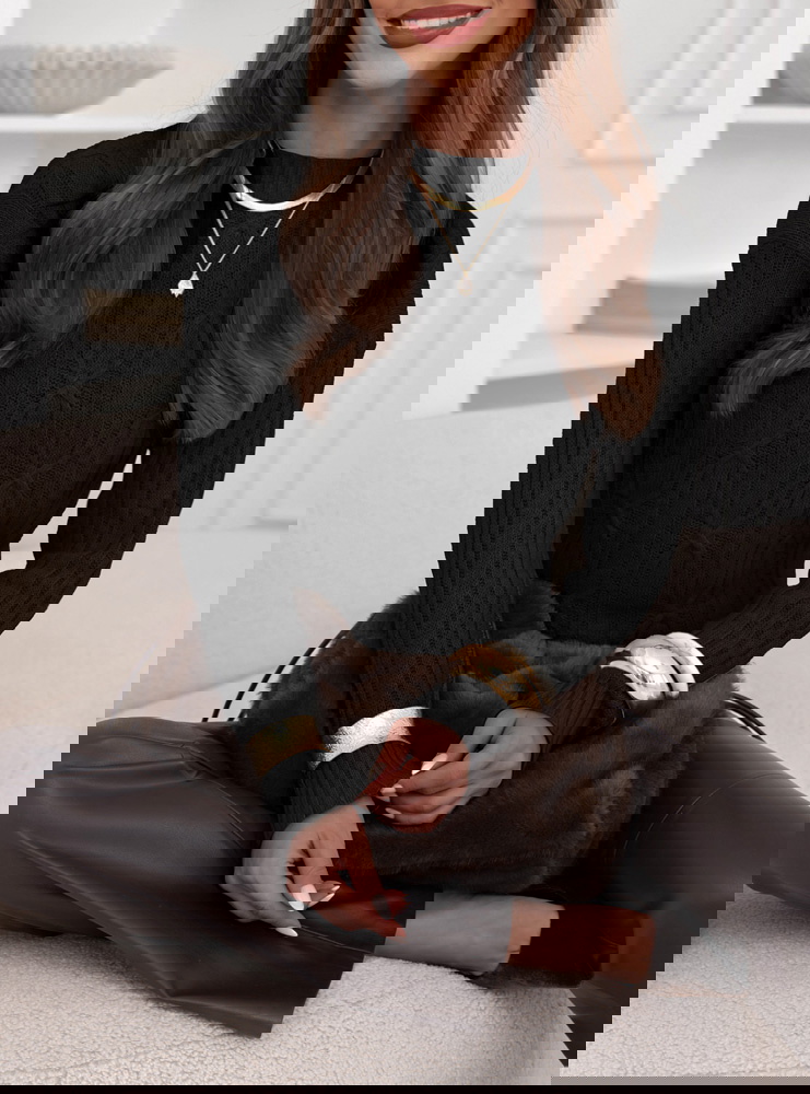 Czarny dzianinowy sweter z delikatnym...