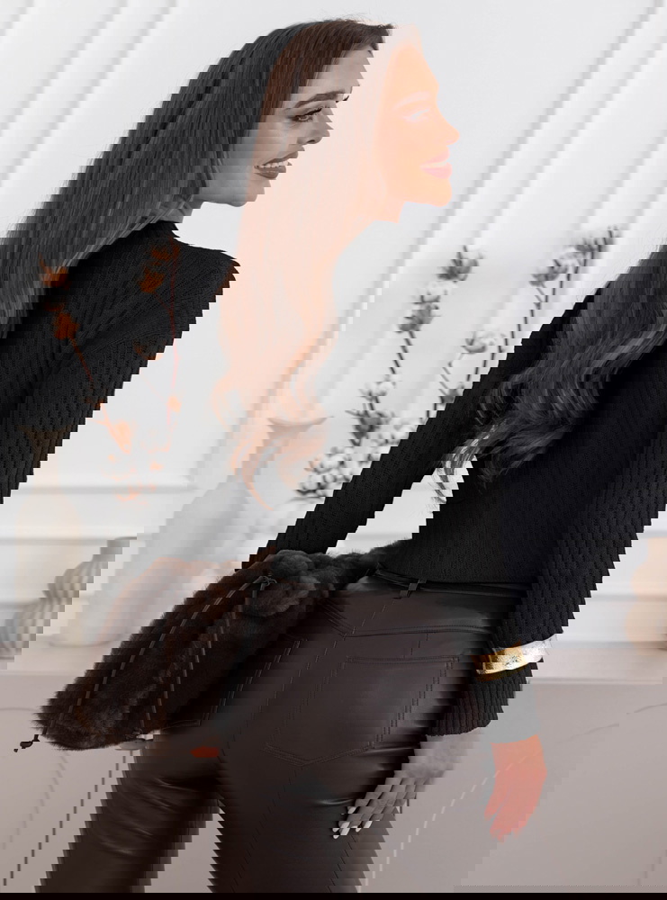 Czarny dzianinowy sweter z delikatnym...