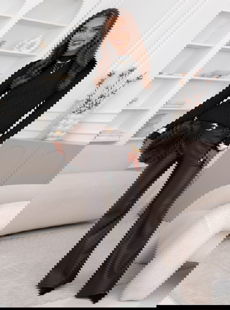 Czarny dzianinowy sweter z delikatnym...