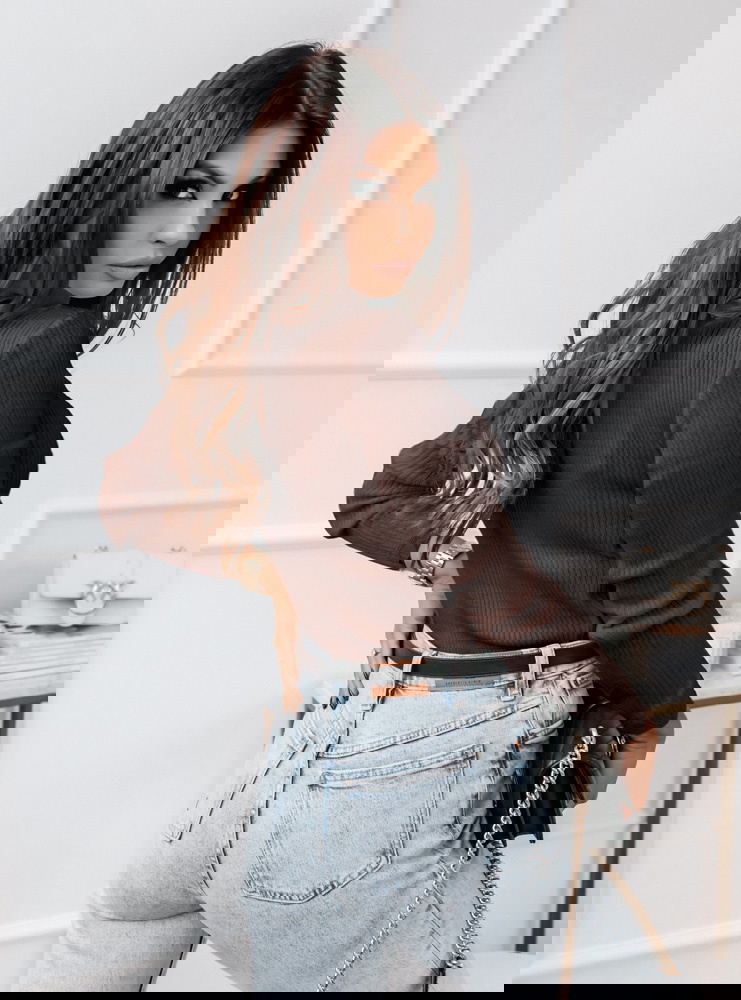 Sweter prążkowany z golfem Aila -...