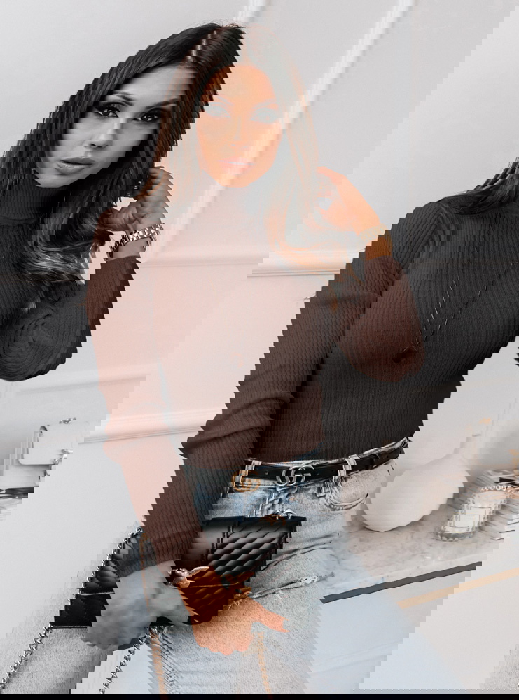 Sweter prążkowany z golfem Aila -...