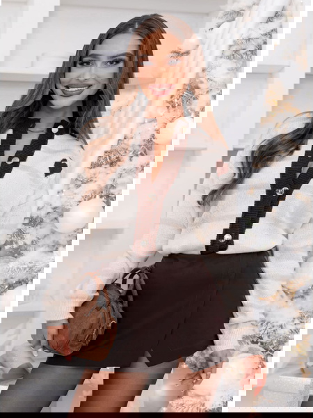 Sweter zapinany na guziki...