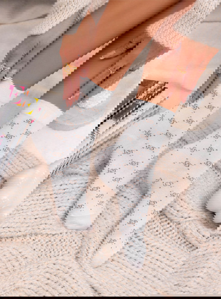 Białe skarpetki z ozdobnym wzorem Simoya