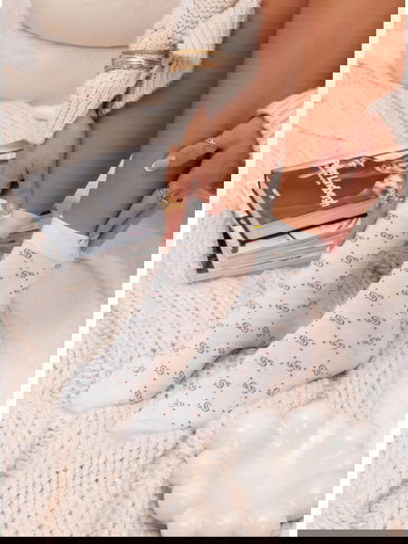 Białe skarpetki z ozdobnym...