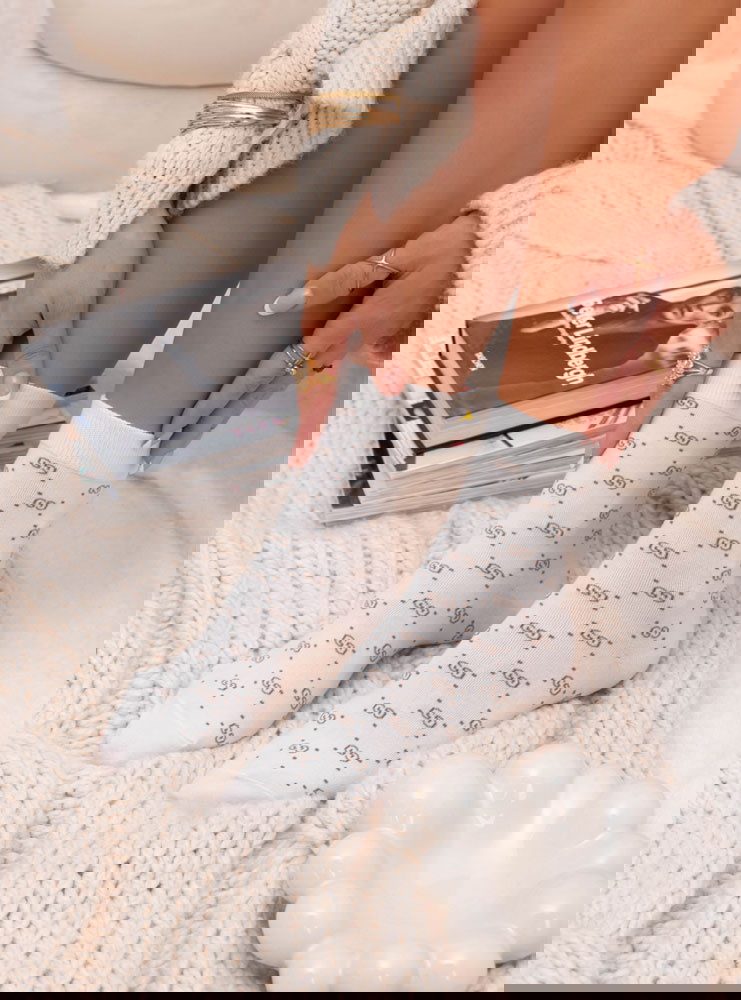 Białe skarpetki z ozdobnym wzorem Simoya