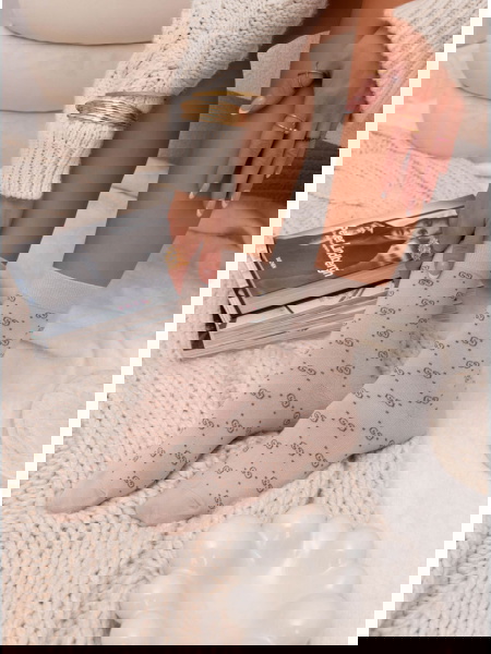 Beżowe skarpetki z ozdobnym...