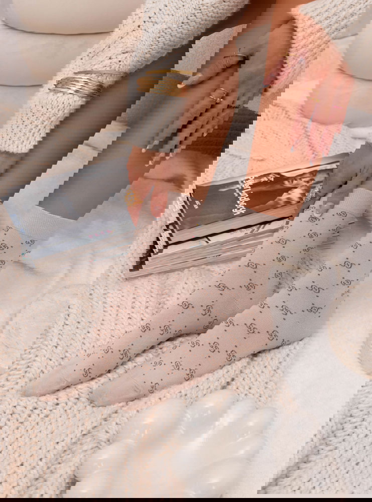 Beżowe skarpetki z ozdobnym wzorem...