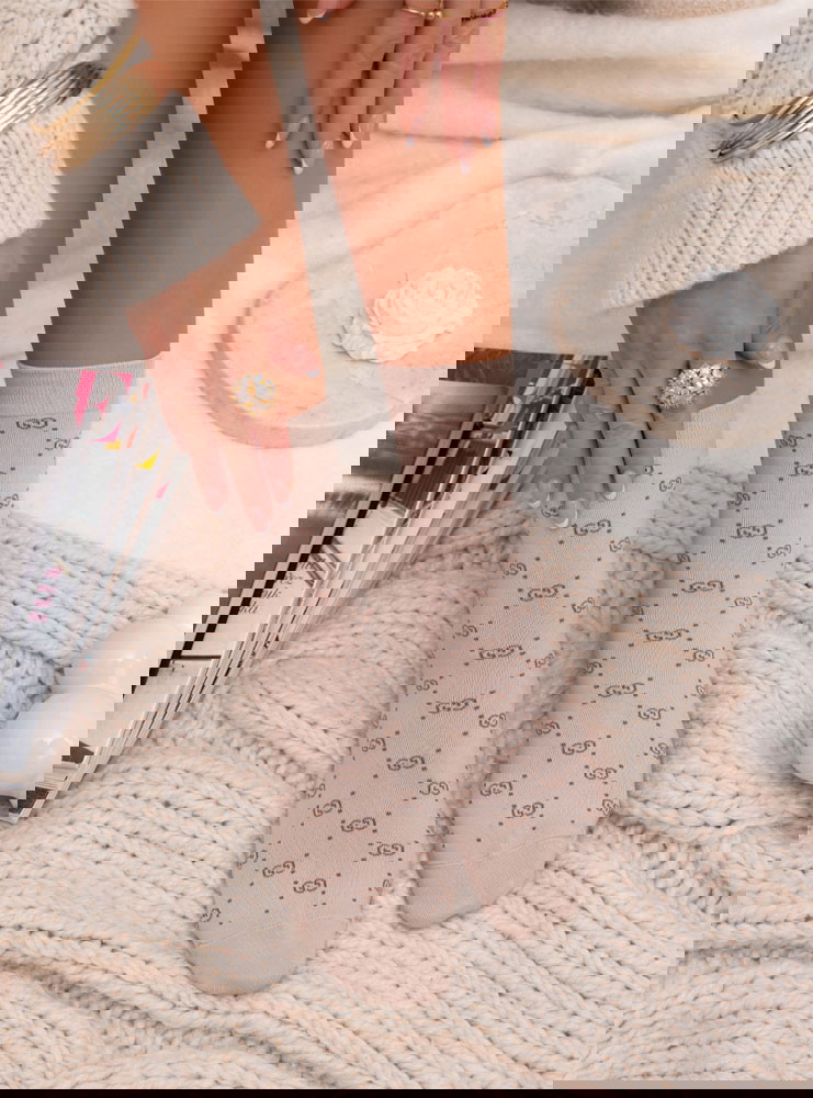 Beżowe skarpetki z ozdobnym wzorem...