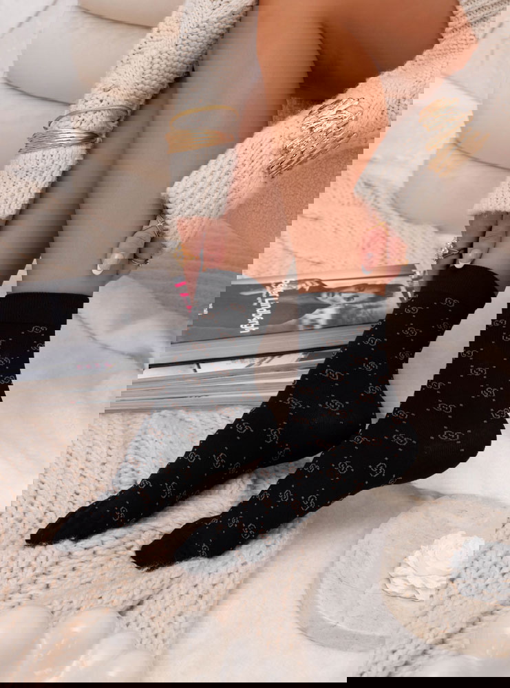 Czarne skarpetki z ozdobnym wzorem...