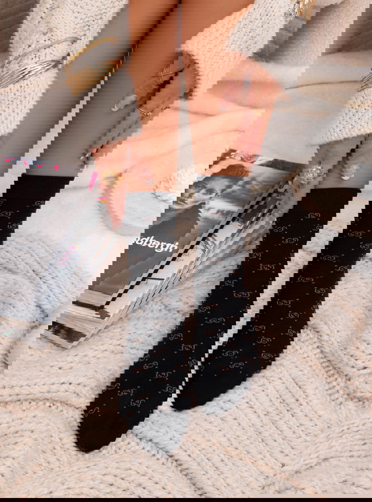 Czarne skarpetki z ozdobnym wzorem...