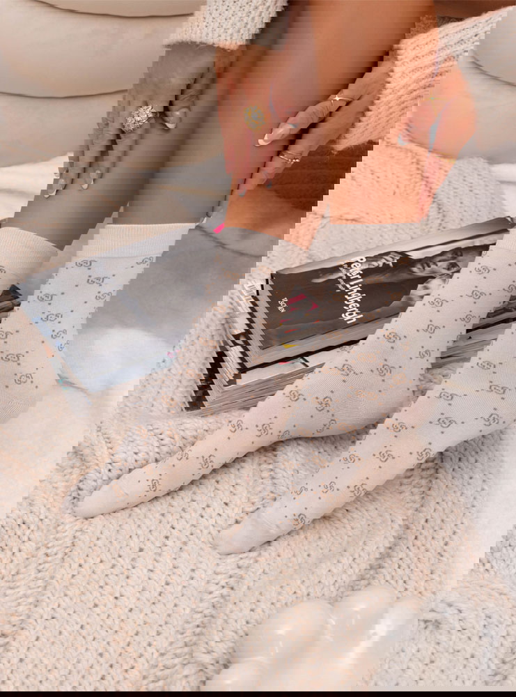 Jasnobeżowe skarpetki z ozdobnym...