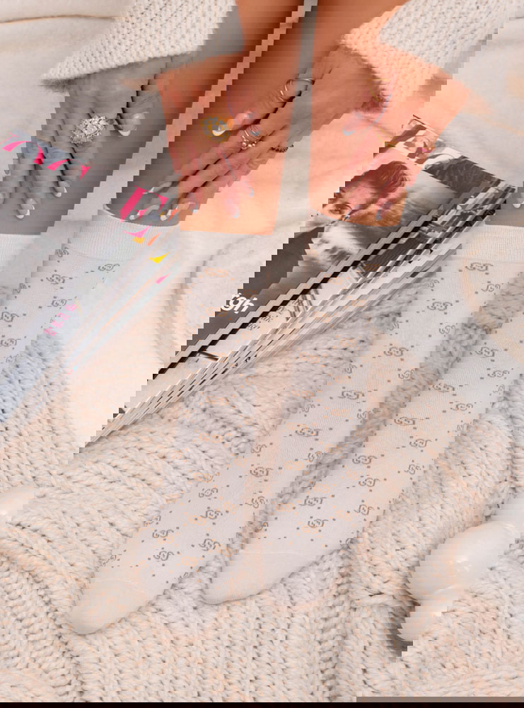 Jasnobeżowe skarpetki z ozdobnym...