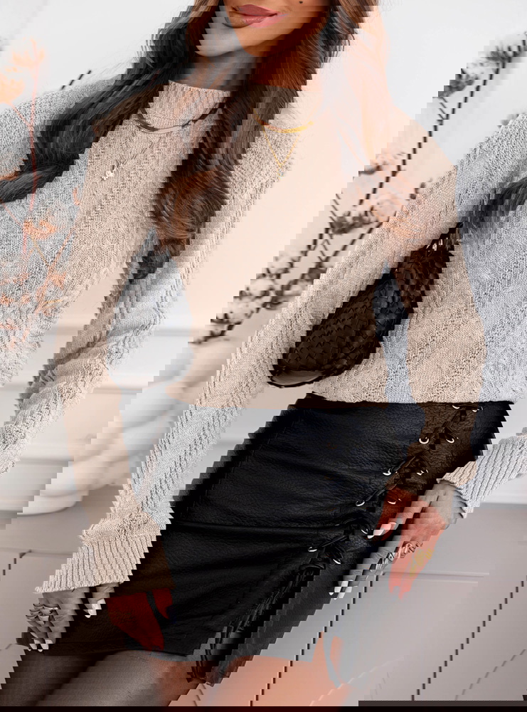 Beżowy sweter z warkoczowymi splotami...