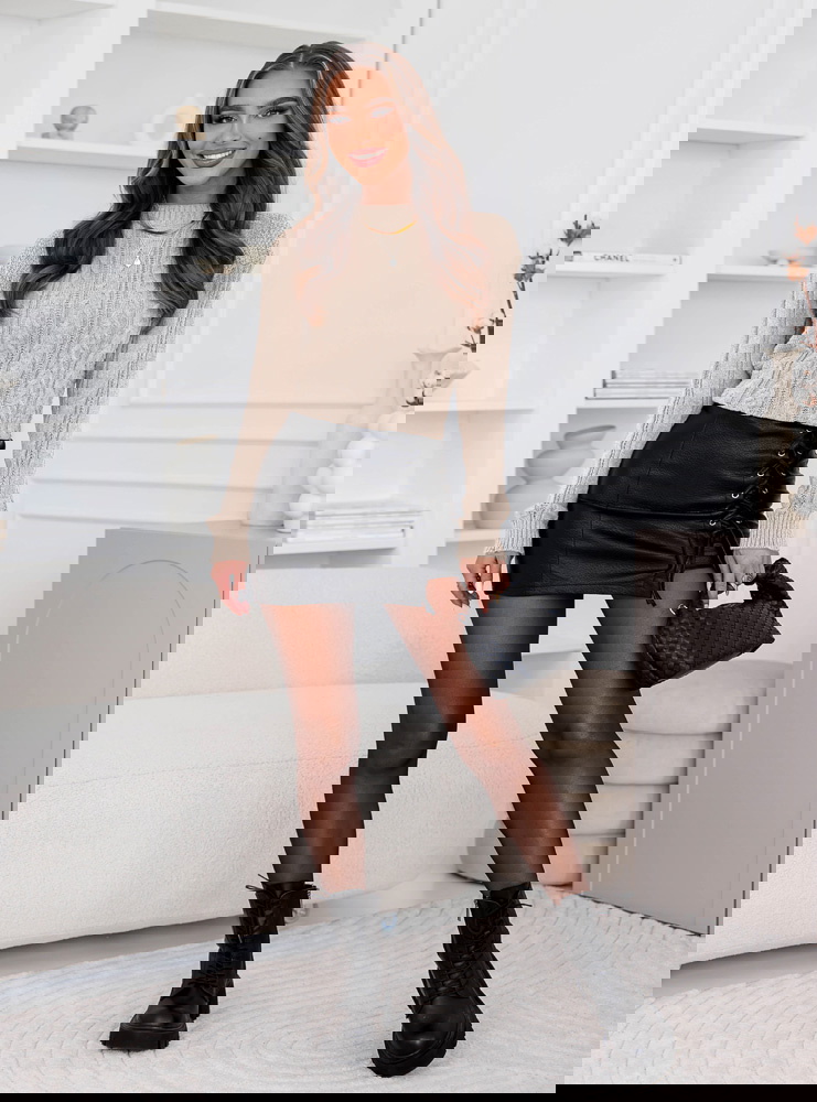 Beżowy sweter z warkoczowymi splotami...