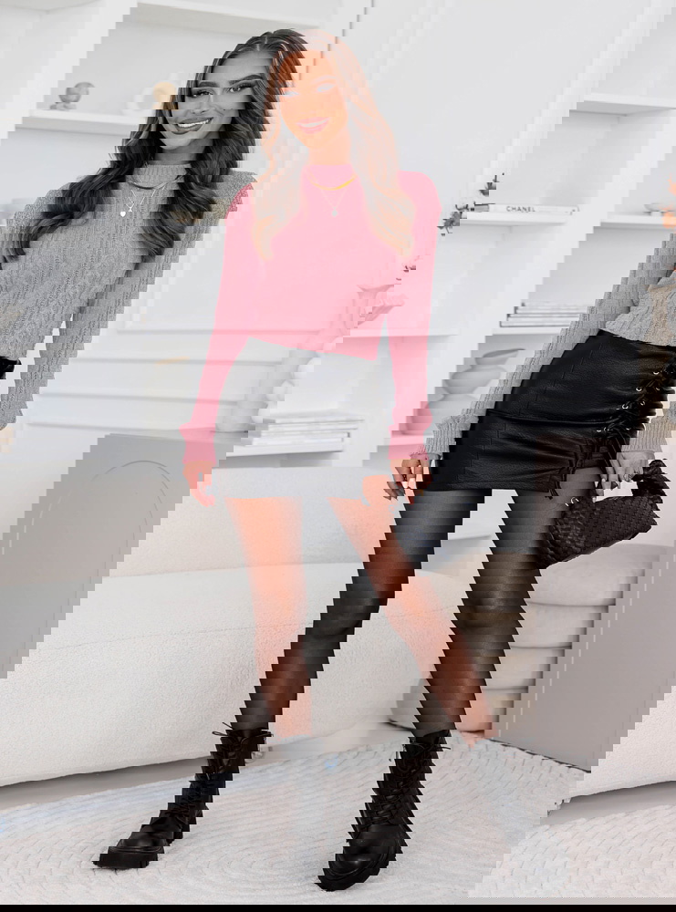 Pudrowy sweter z warkoczowymi...