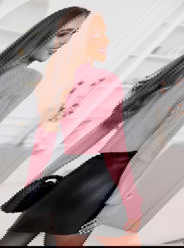 Pudrowy sweter z warkoczowymi...