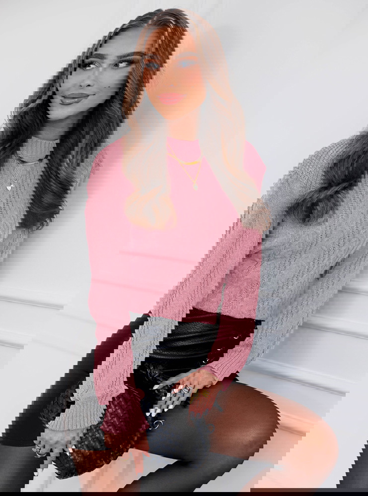 Pudrowy sweter z warkoczowymi...