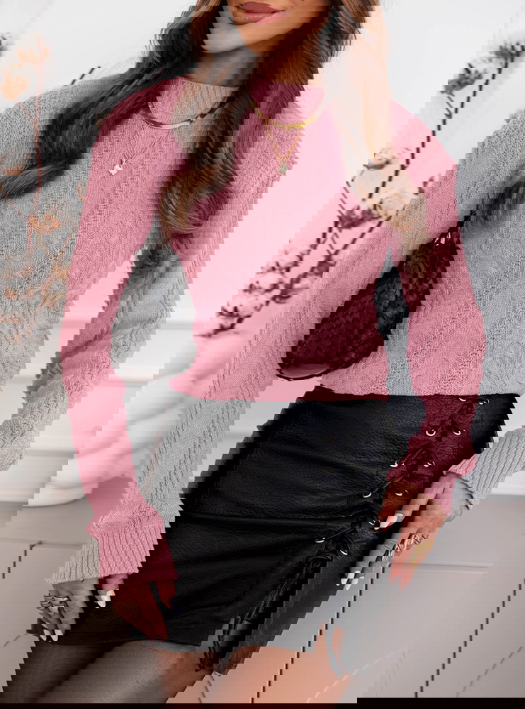 Pudrowy sweter z warkoczowymi...