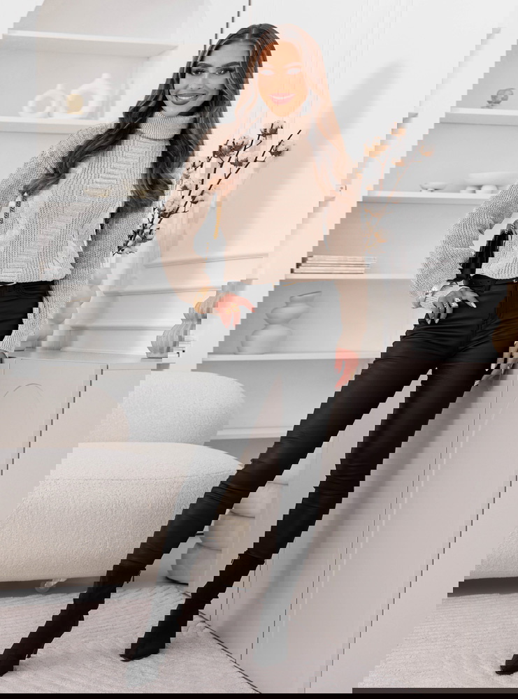 Beżowy sweter z golfem Debroah