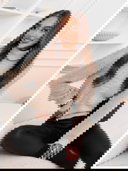 Beżowy sweter z golfem Debroah