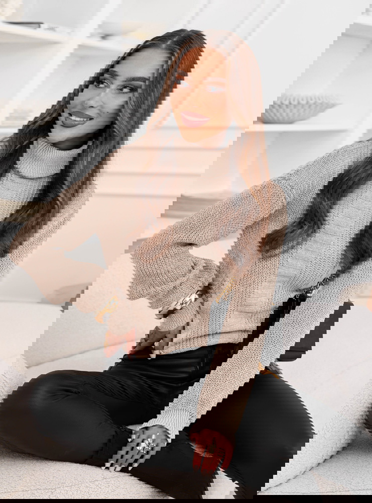 Beżowy sweter z golfem Debroah