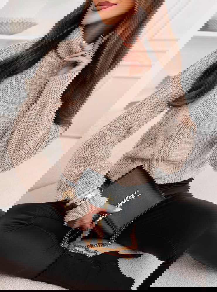 Beżowy sweter z golfem Debroah