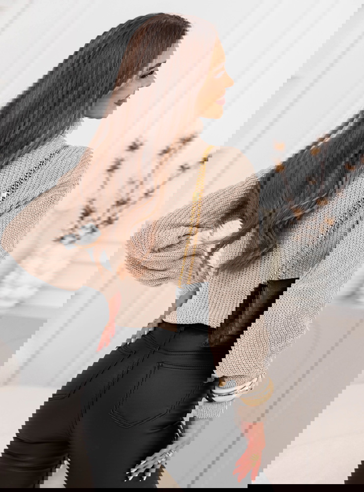 Beżowy sweter z golfem Debroah