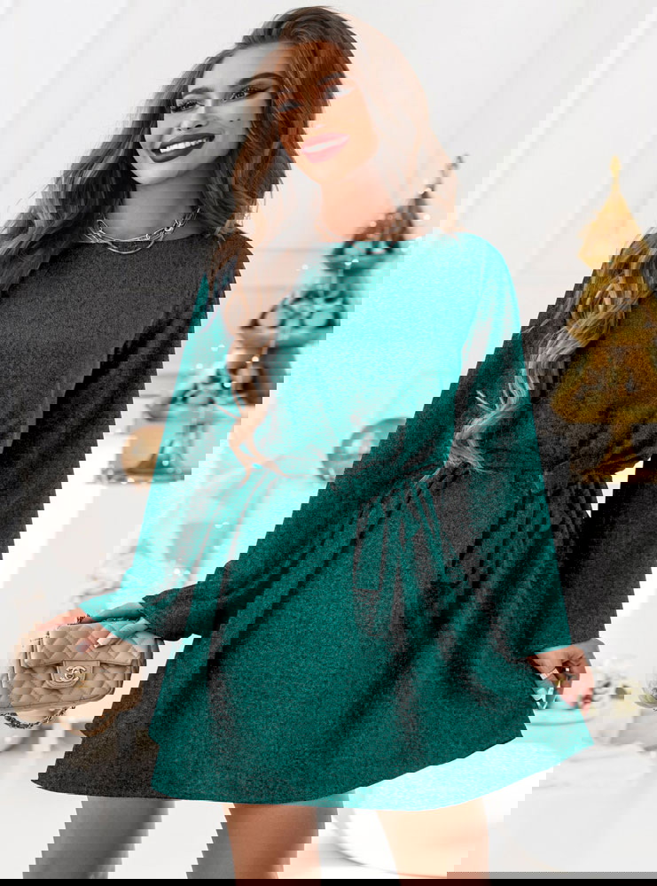 Trapezowa sukienka z błyszczącą nitką...