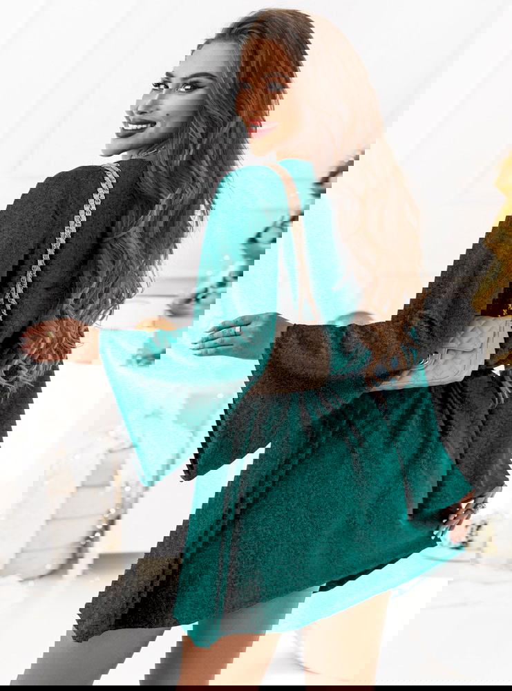 Trapezowa sukienka z błyszczącą nitką...