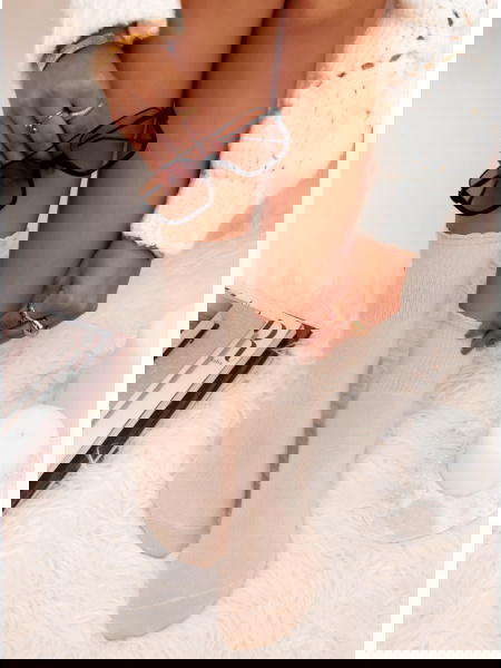 Beżowe skarpetki z ozdobną...