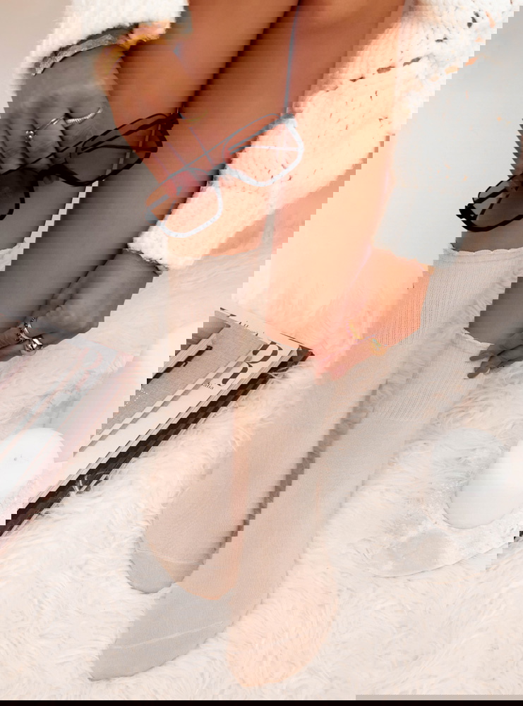 Beżowe skarpetki z ozdobną naszywką...