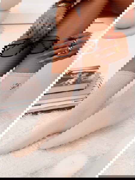 Beżowe skarpetki z ozdobną... 2