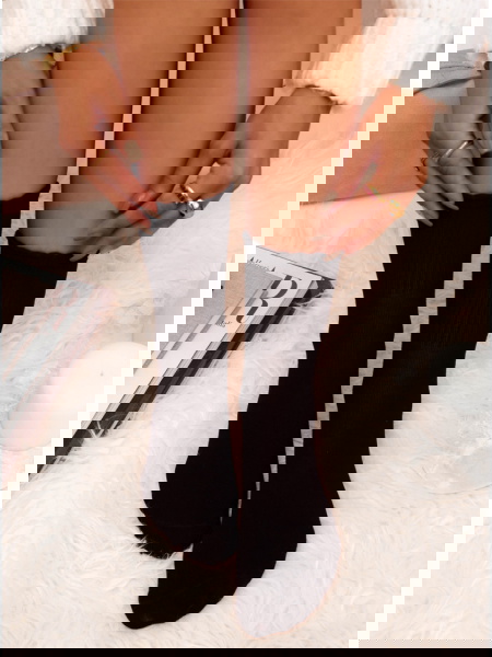 Czarne skarpetki z ozdobną... 2