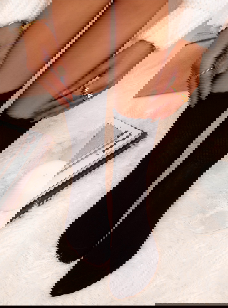 Czarne skarpetki z ozdobną naszywką...