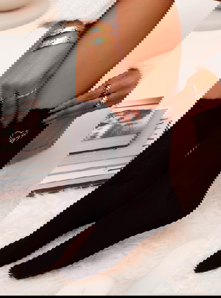 Czarne skarpetki z ozdobną naszywką...