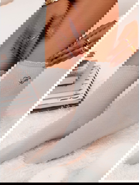 Szare skarpetki z ozdobną...