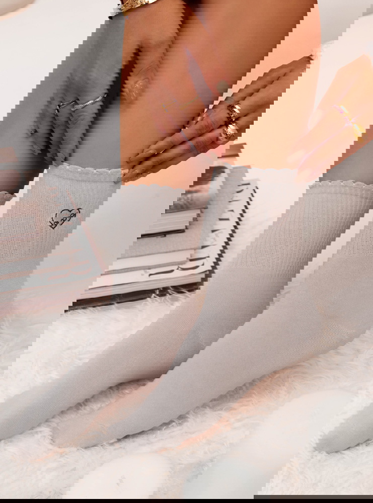 Szare skarpetki z ozdobną naszywką...