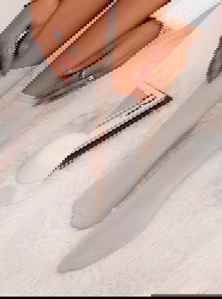 Szare skarpetki z ozdobną naszywką...