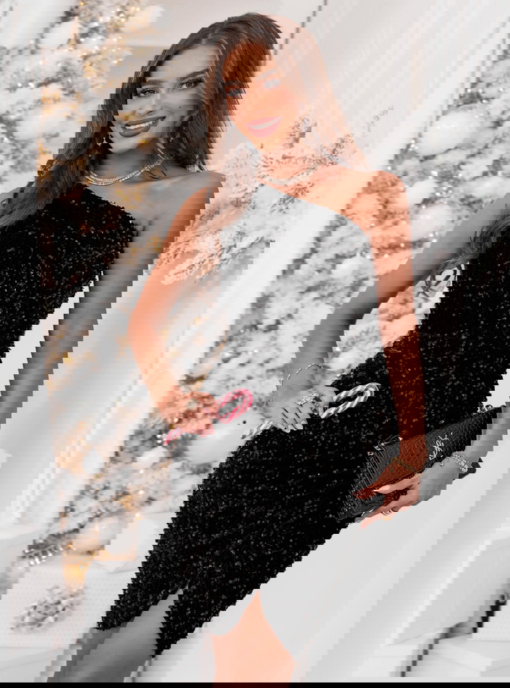 Czarna cekinowa świąteczna sukienka...