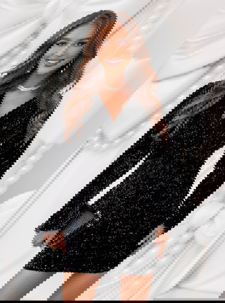 Czarna cekinowa sukienka świąteczna z...