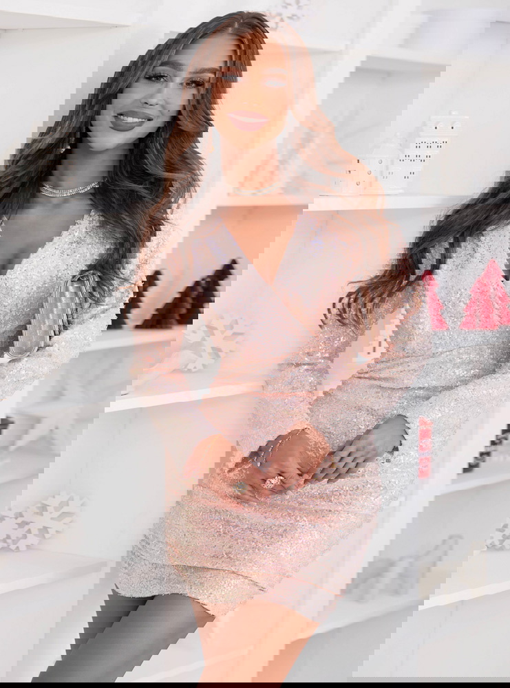 Pudrowa cekinowa świąteczna sukienka z przekładanym dekoltem Marjeta