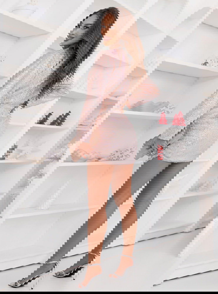 Pudrowa cekinowa świąteczna sukienka...