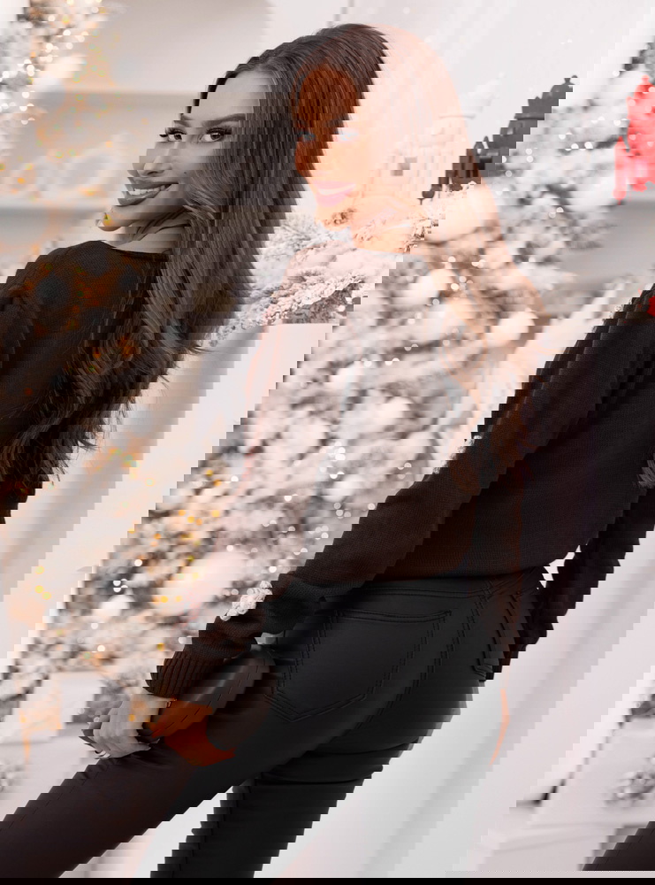 Czekoladowy sweter z ozdobnymi...