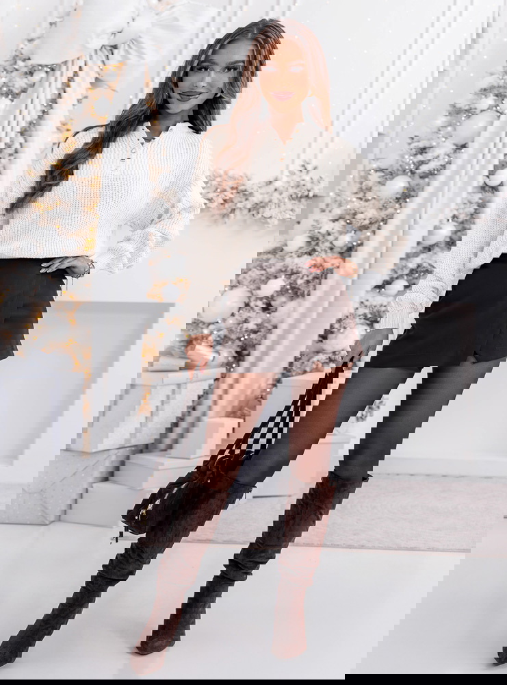 Biały sweter oversize z guzikami...