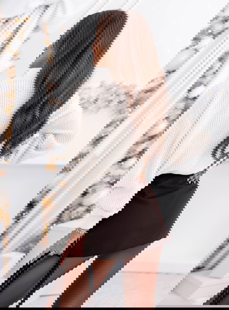 Biały sweter oversize z guzikami...