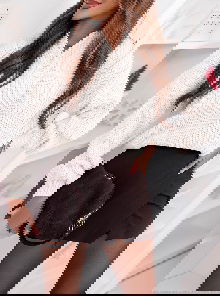 Biały sweter oversize z guzikami...