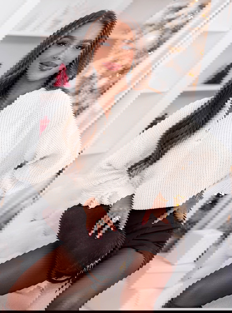 Biały sweter oversize z guzikami...